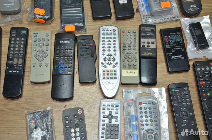 Пульты для телевизоров и магнитофонов разные 23 шт