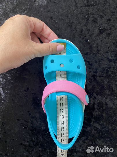 Босоножки для девочки crocs