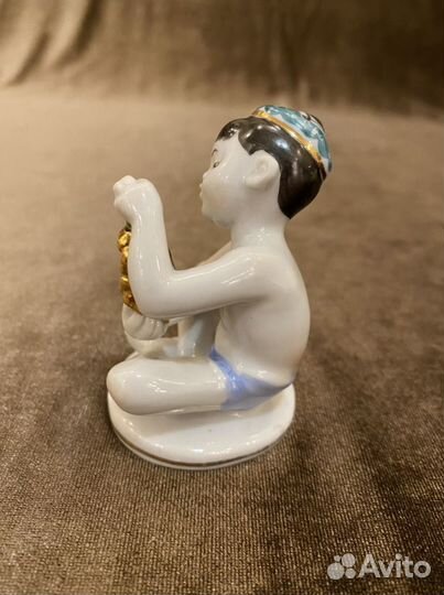 Мальчик с виноградом.лфз.Фарфор