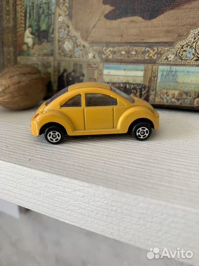 Модель автомобиль жёлтый