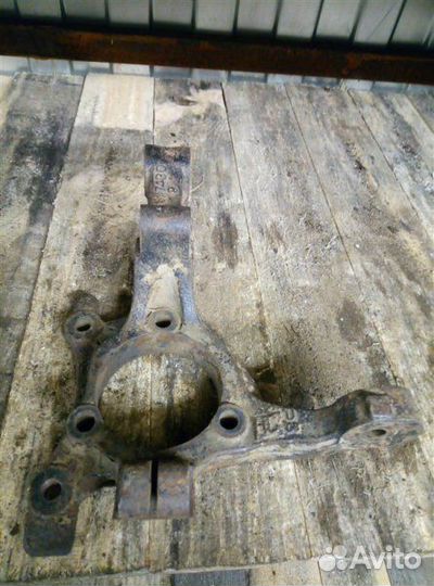 Кулак (цапфа) передний правый Opel Astra H 2010