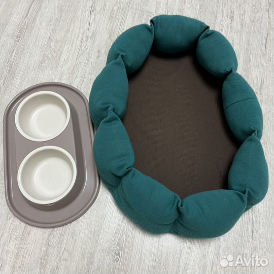 Лежанка и миска для собак и кошек