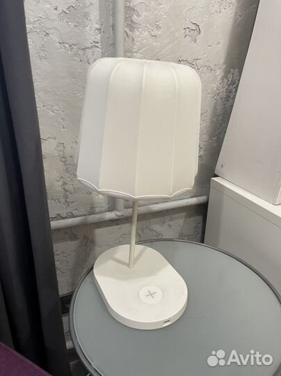 Настольная лампа IKEA с беспроводной запядкой