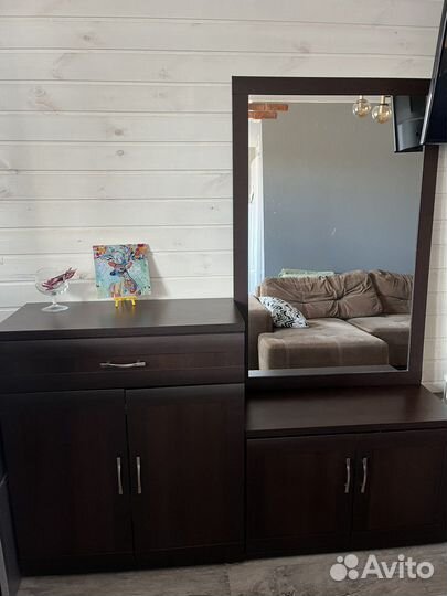Зеркало, тумбы, комоды