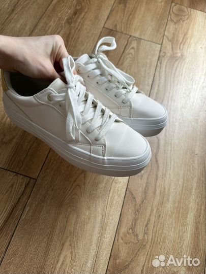 Кроссовки женские