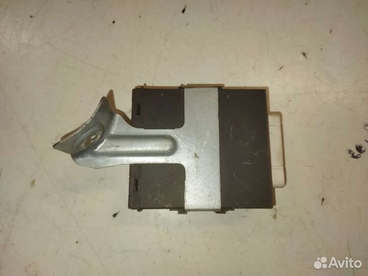 Блок управления центральным замком Toyota Avensis