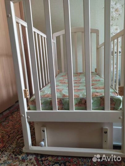 Детская кроватка с продольным маятником