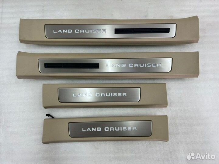 Накладки порогов салона Toyota Land Cruiser 300