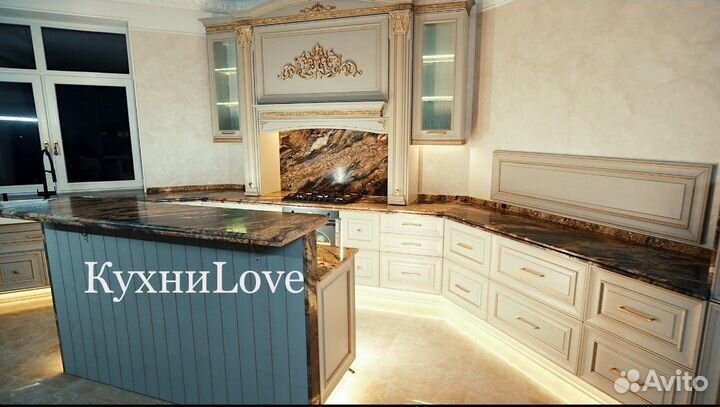 Кухня из массива с островом.классика