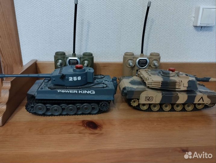 Игрушечные танки на пульте управления