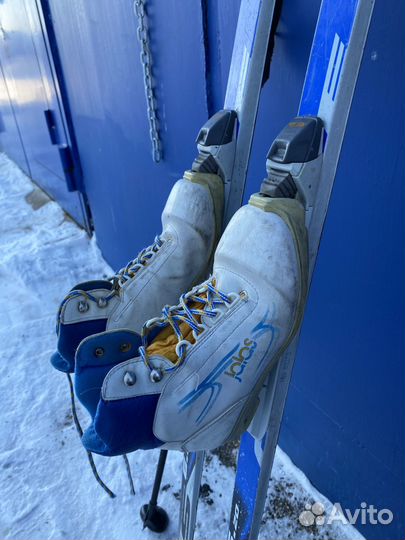 Лыжи с ботинкамии и с палками