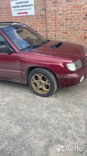 Subaru Forester 2.5 AT, 1997, битый, 300 000 км