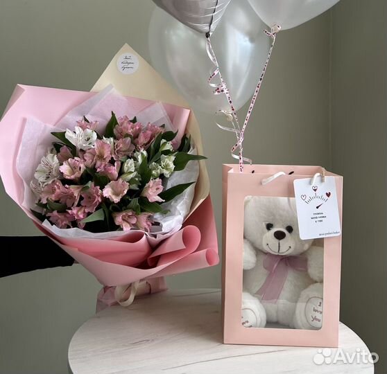 Подарок для любимой: букет, шары, мишка