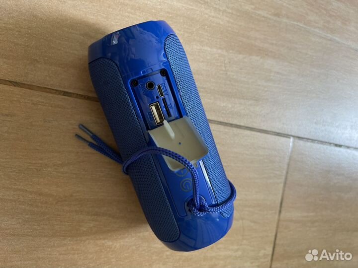 Заряжать смартфон и слушать музыку