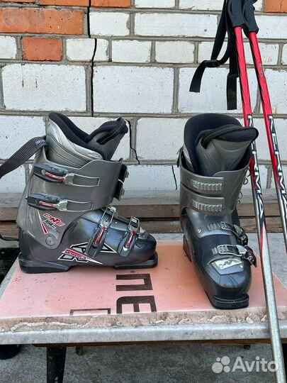 Горнолыжные ботинки и палки