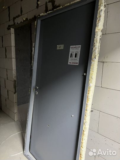 Дверь входная деревянная с коробкой