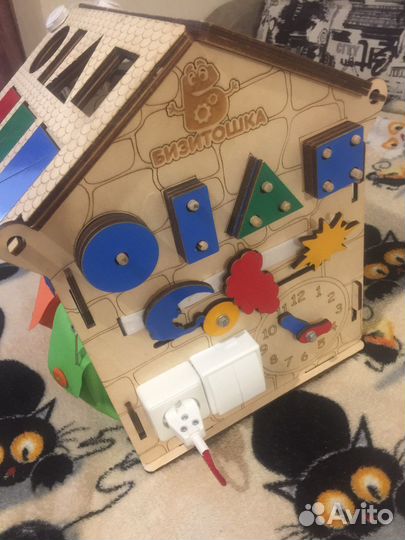 Развивающий Бизиборд домик