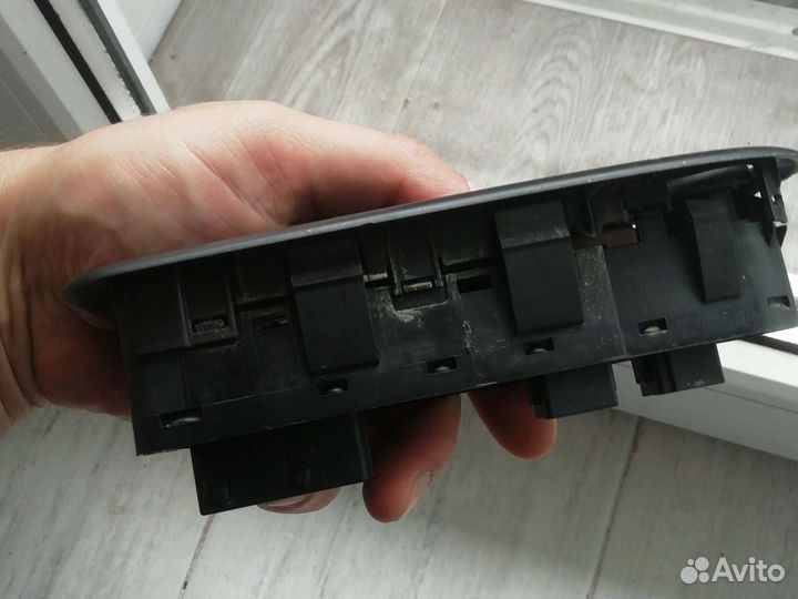 Блок управления стеклоподьемниками Peugeot 308