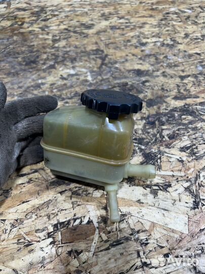 Бачок гур Тойота Авенсис T250