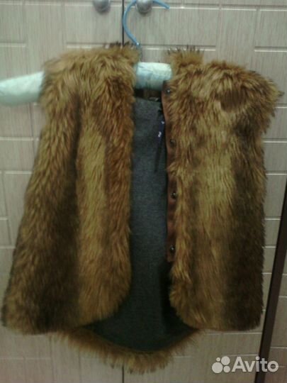 Меховая безрукавка с капюшоном