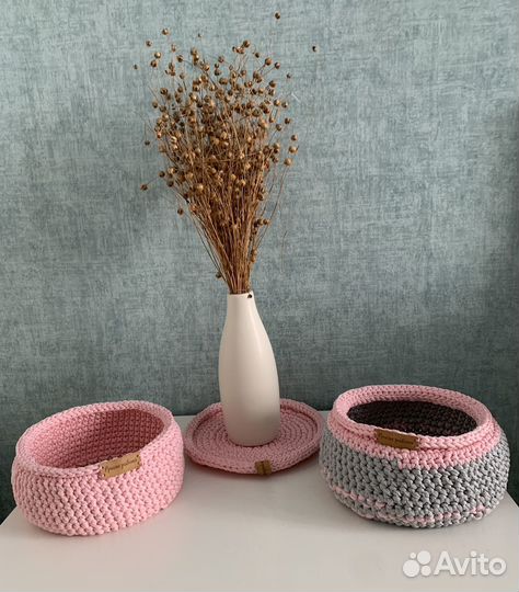 Вязанные корзинки и салфетки
