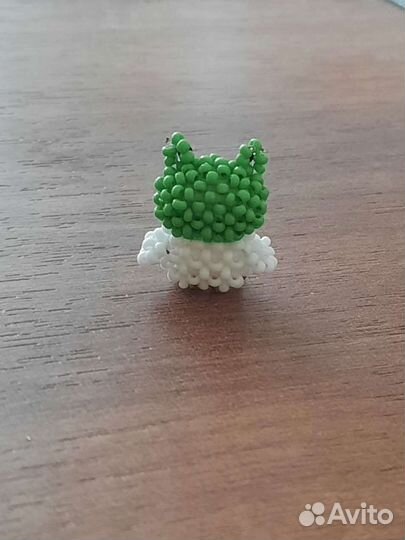 Мини амигуруми из бисера. Гусь в шапке лягушки