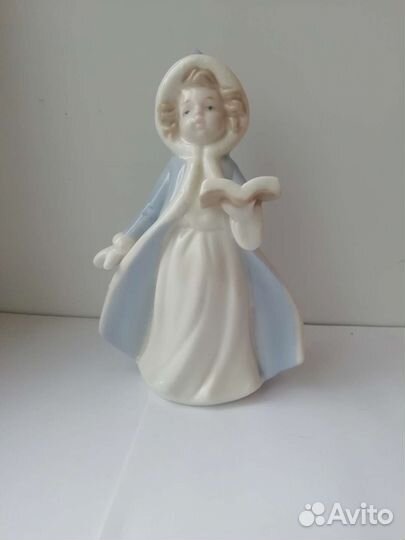 Статуэтка девочка с книгой