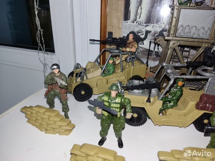 Солдатики,военная база, техника