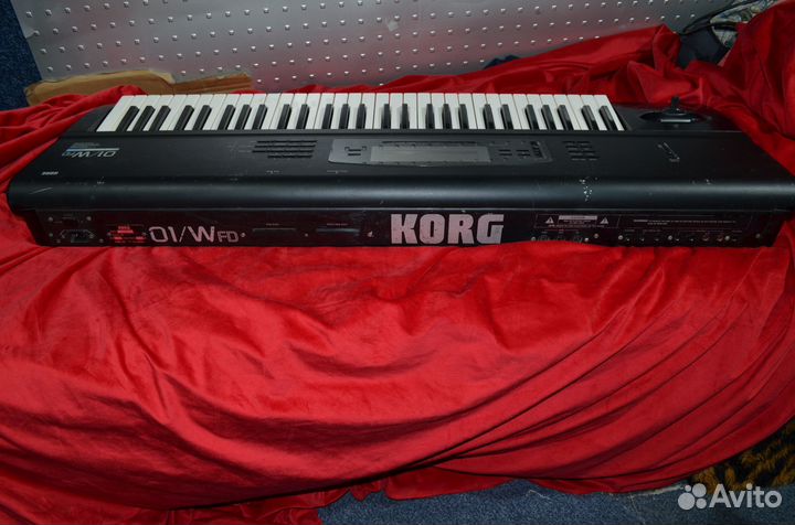 Синтезатор - рабочая станция korg 01/Wfd