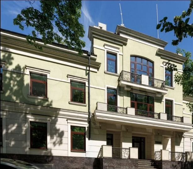 Представительский особняк с мансардой, современный