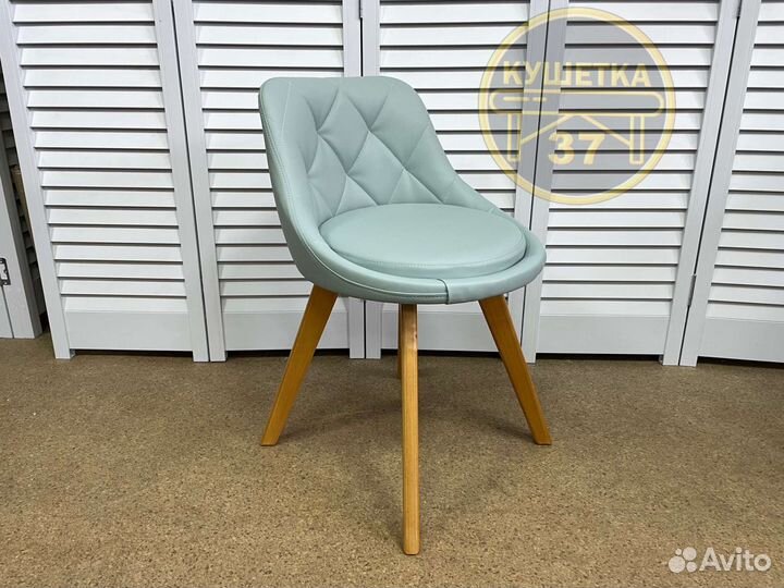 Стул на деревянных ножках