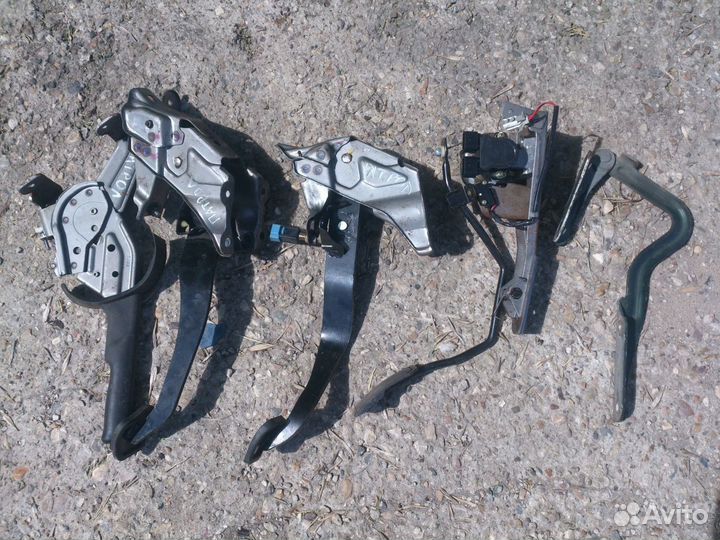 Nissan Patrol Y61 Педаль газа, тормоза, сцепления