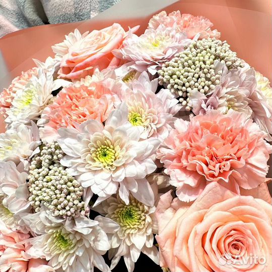 Букет персиковые диантусы, розы, хризантема и озот