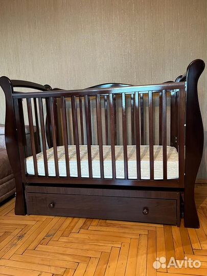 Детская кроватка с маятником и ящиком