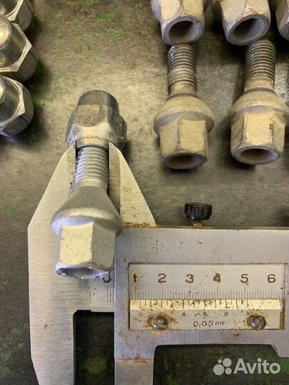 Болты и гайки колесные