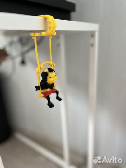 Игрушка-пчела из макси киндера