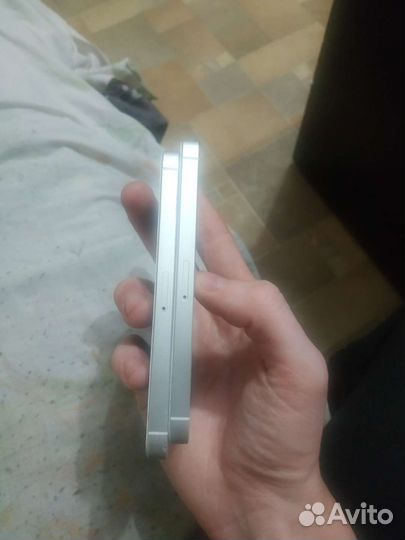 Телефон iPhone SE