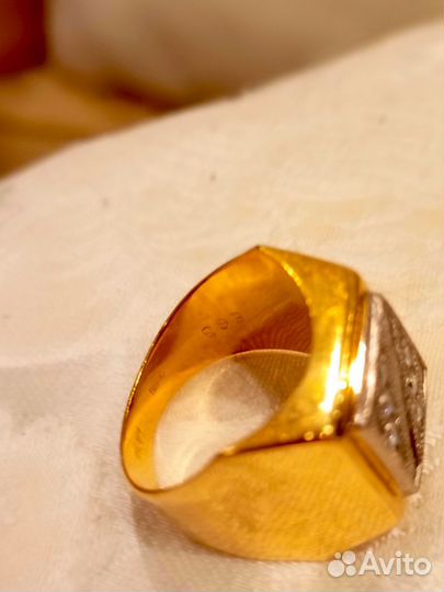 Мужской золотой перстень печатка