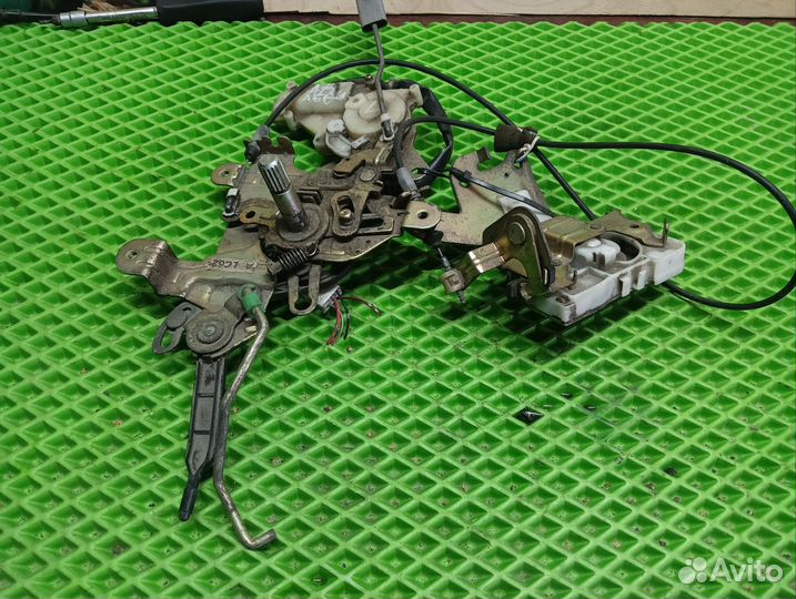 Замок задней двери на mazda MPV 2