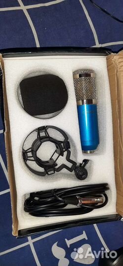Студийный конденсаторный микрофон
