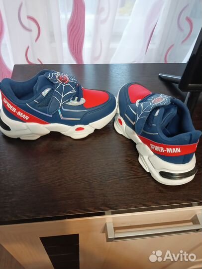 Кроссовки детские новые