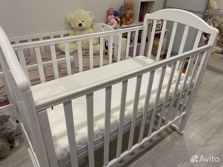 Детская кроватка с маятником