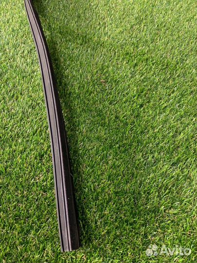 Уплотнитель стекла двери передний правый Jaguar