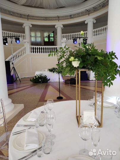 Стойка для цветов, ваза