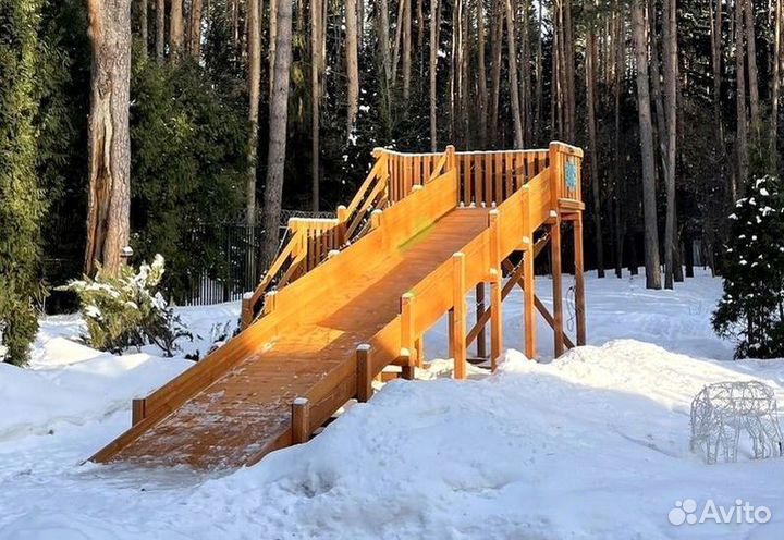 Зимняя деревянная горка 