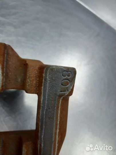 Скоба суппорта переднего Audi A4 B8 2007-2015