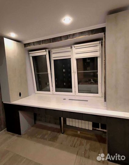 Рабочая зона в углу у окна