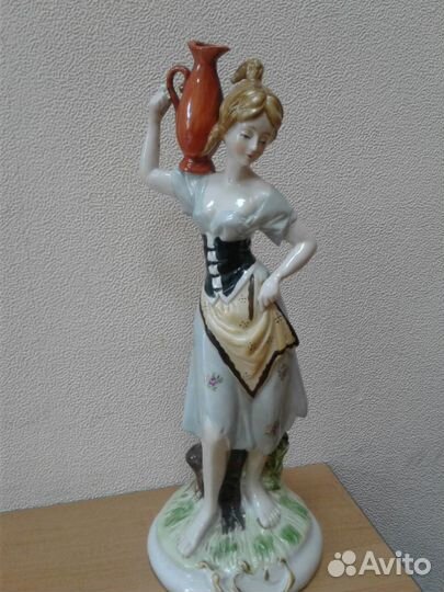 Девушка с кувшином. Английский фарфор