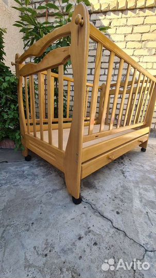 Детская кроватка с маятником