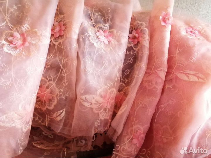 Органза персикого цвета, с вышивкой и цветами